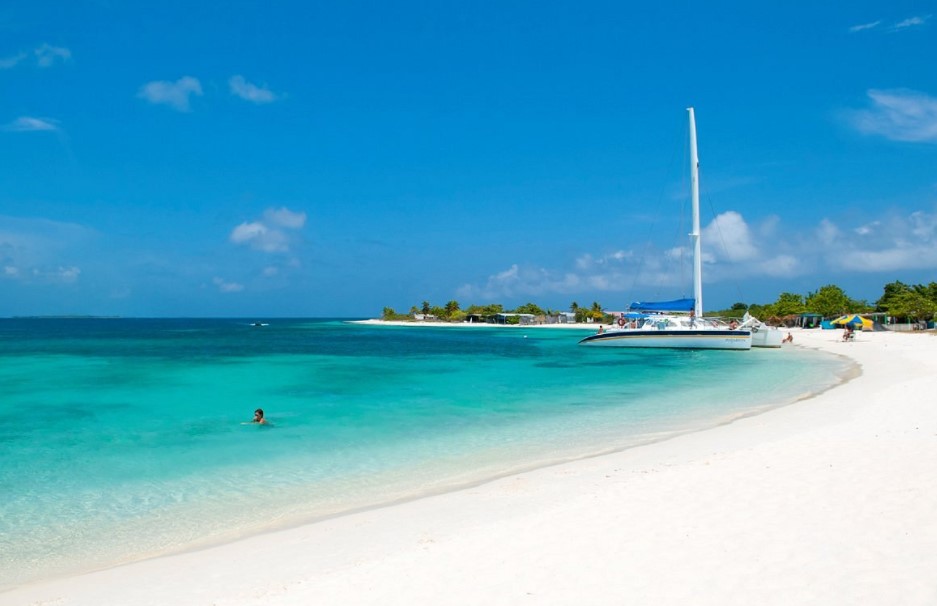 Los Roques: The Untamed Paradise That Doesn’t Need Palm Trees to Be Perfect